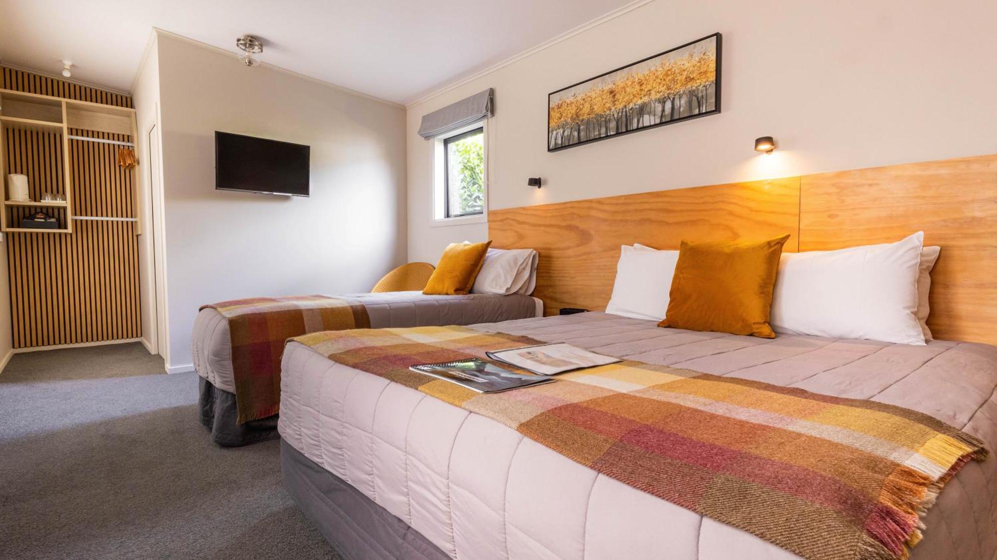 Shakespeare House Bed and Breakfast Te Anau Buitenkant foto