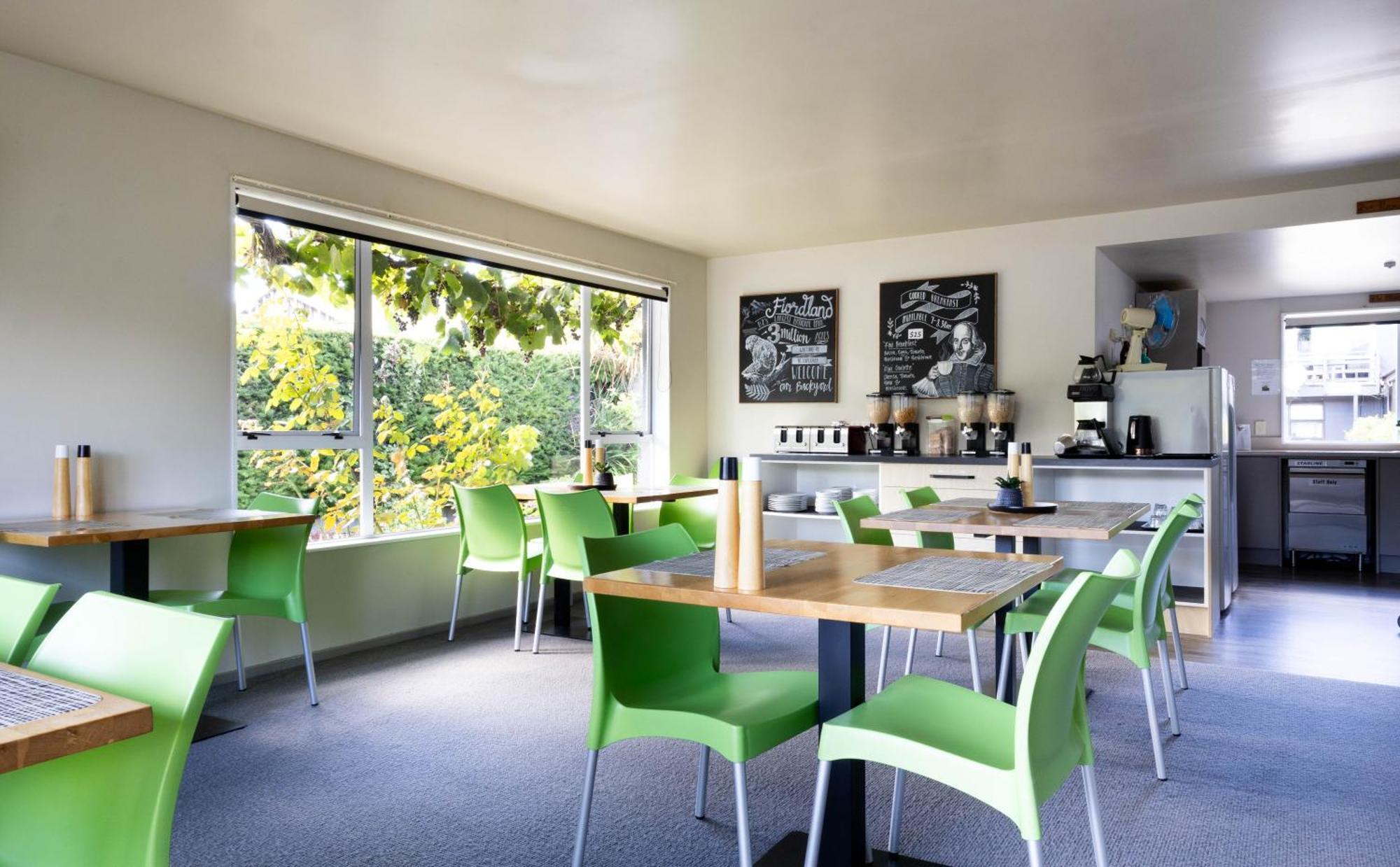 Shakespeare House Bed and Breakfast Te Anau Buitenkant foto