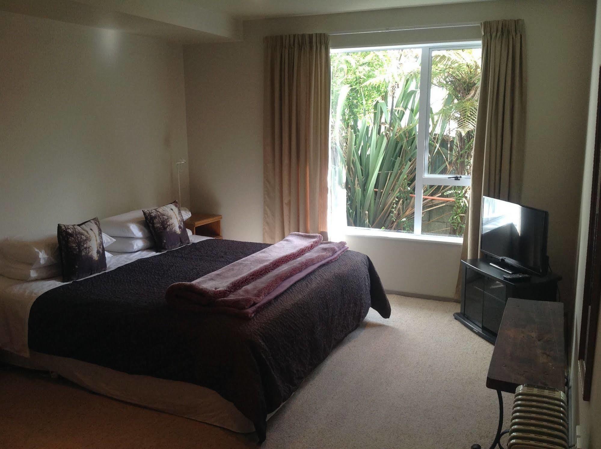 Shakespeare House Bed and Breakfast Te Anau Buitenkant foto