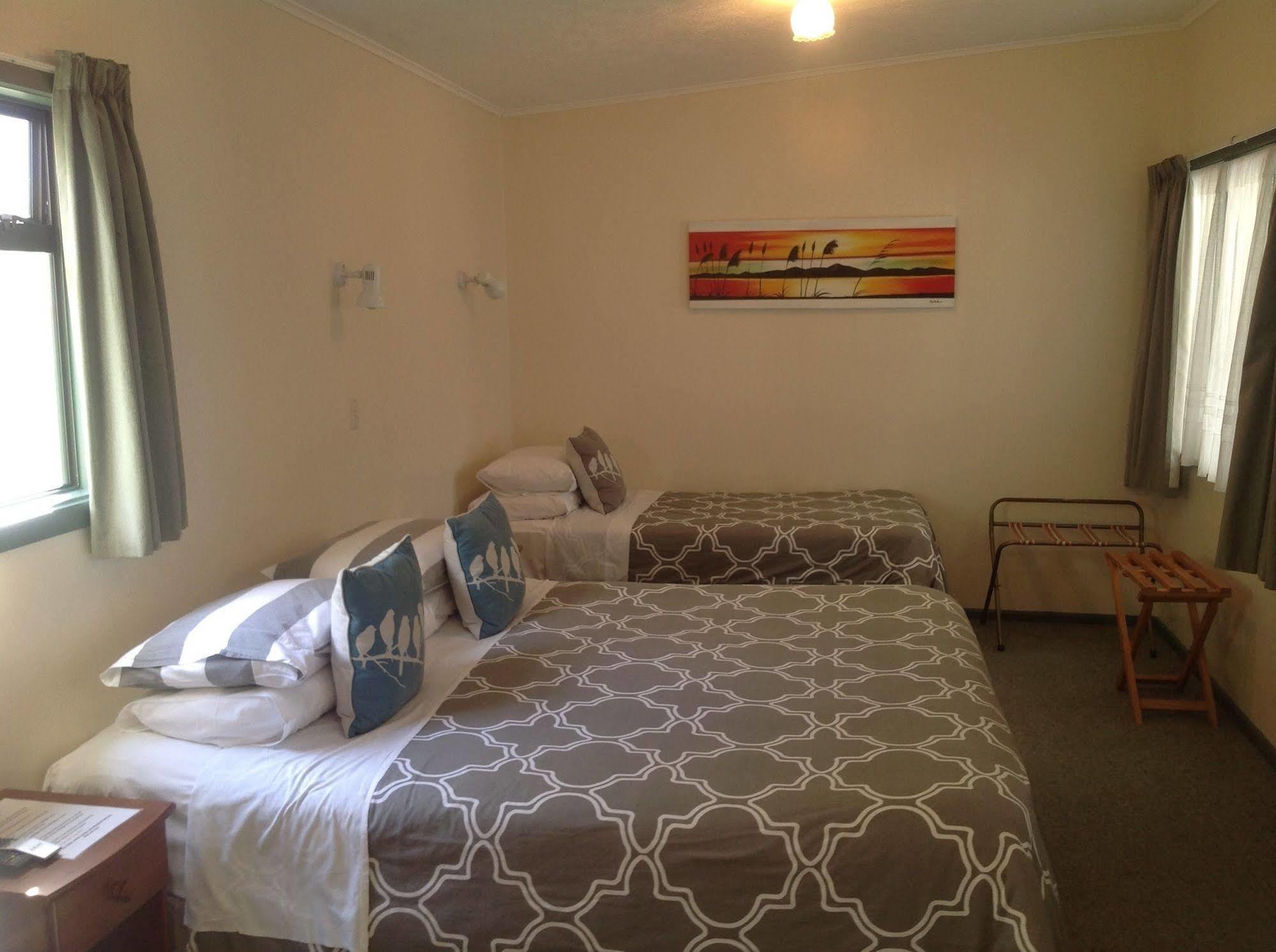 Shakespeare House Bed and Breakfast Te Anau Buitenkant foto