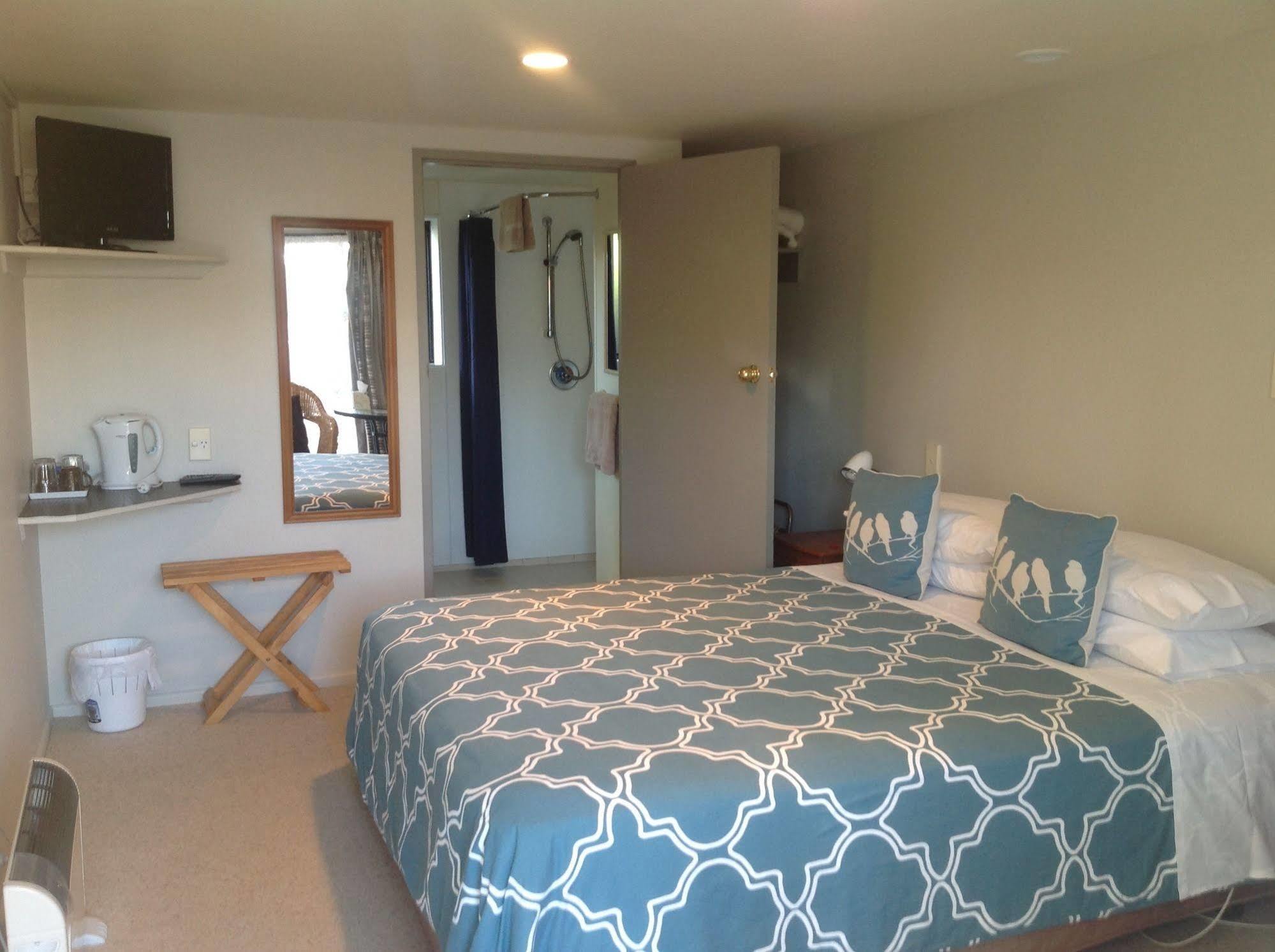 Shakespeare House Bed and Breakfast Te Anau Buitenkant foto