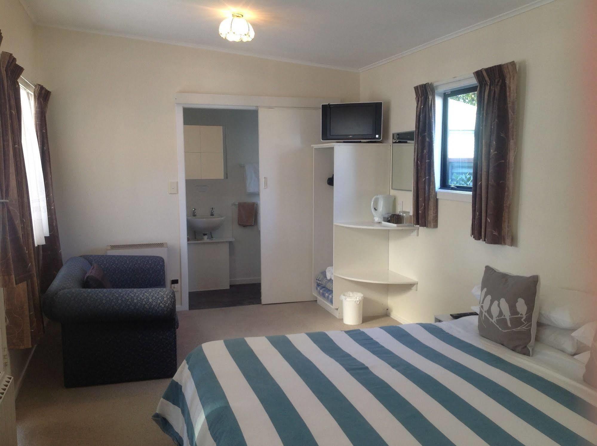 Shakespeare House Bed and Breakfast Te Anau Buitenkant foto