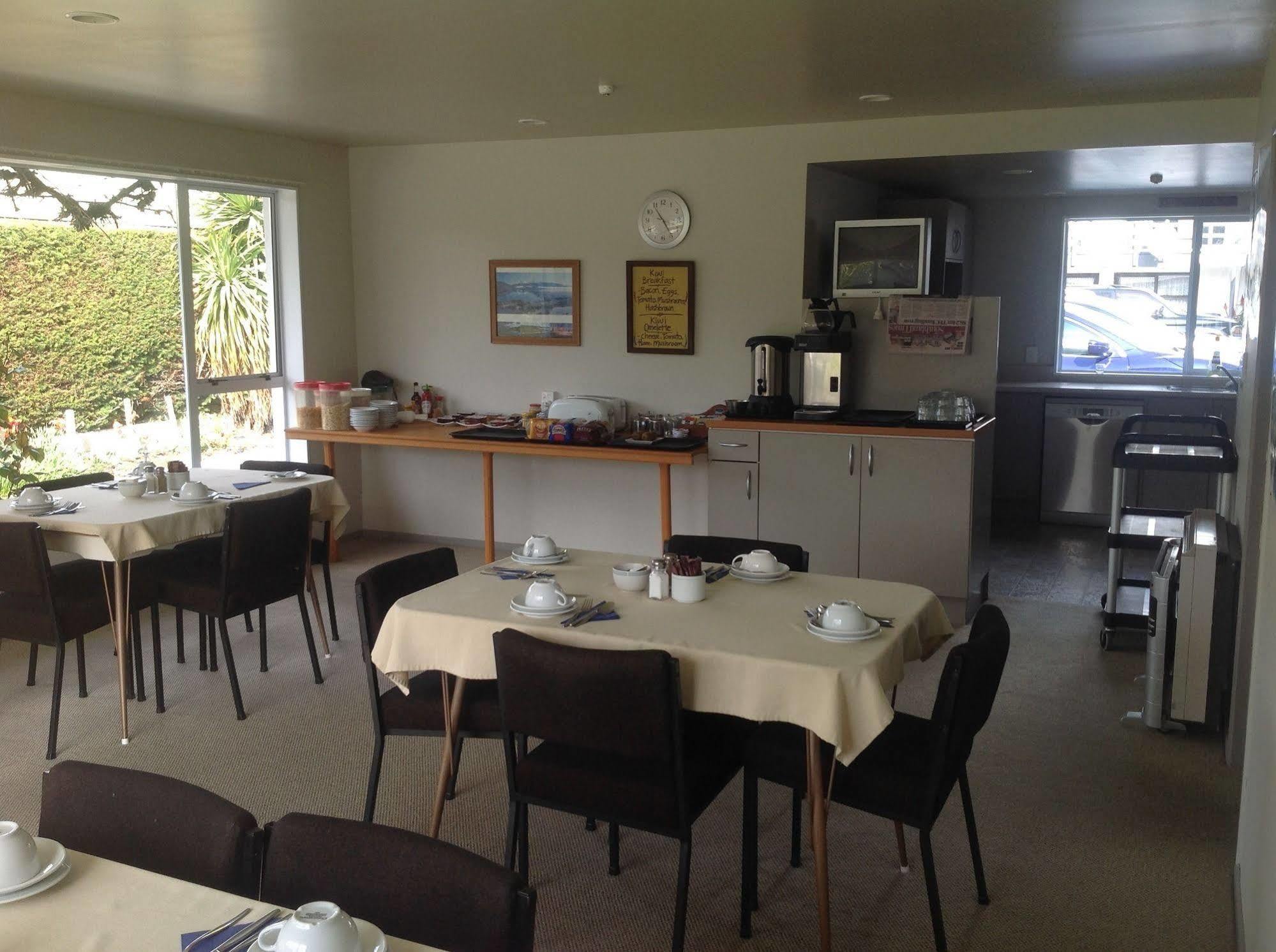Shakespeare House Bed and Breakfast Te Anau Buitenkant foto