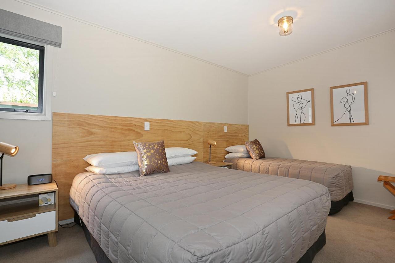 Shakespeare House Bed and Breakfast Te Anau Buitenkant foto