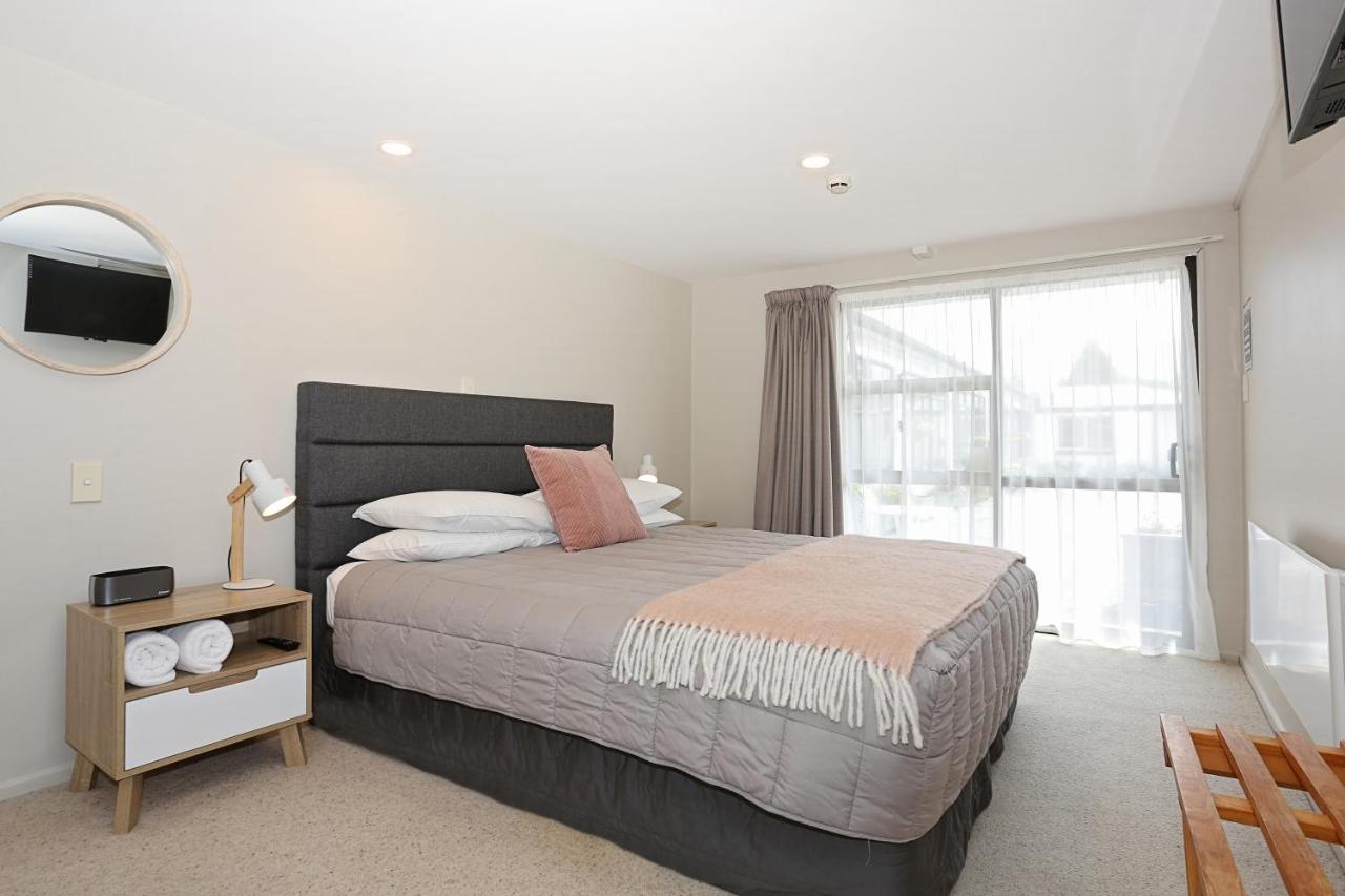 Shakespeare House Bed and Breakfast Te Anau Buitenkant foto