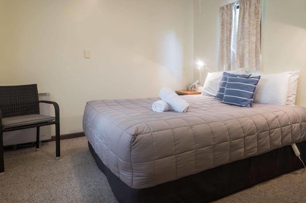 Shakespeare House Bed and Breakfast Te Anau Buitenkant foto